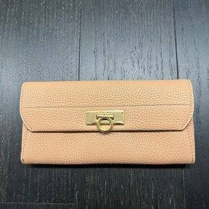 Salvatore Ferragamo Wallet in Grained Leather in Beige. Pristine condition
